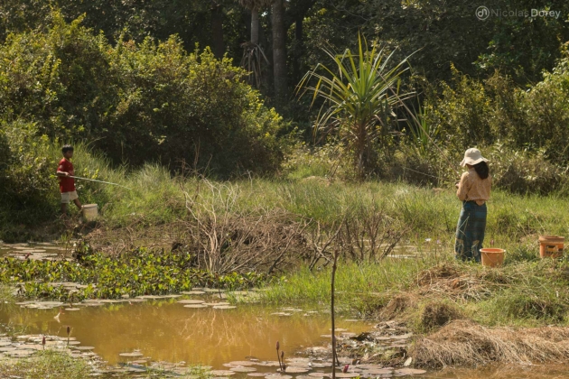 nicolas_dorey_cambodia_fishing_woman_and_child